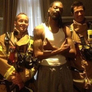 Snoop Dogg divulga imagem com bombeiros em seu Instagram