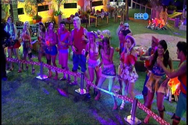 25/01/2014 - Brothers e sisters participam da festa "Sertão" do "BBB14" com show da banda Aviões do Forró