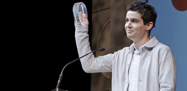 26.jan.14 - O jovem diretor Damien Chazelle recebe o prêmio por "Whiplash", vencedor do Festival de Cinema de Sundance - George Frey/EFE