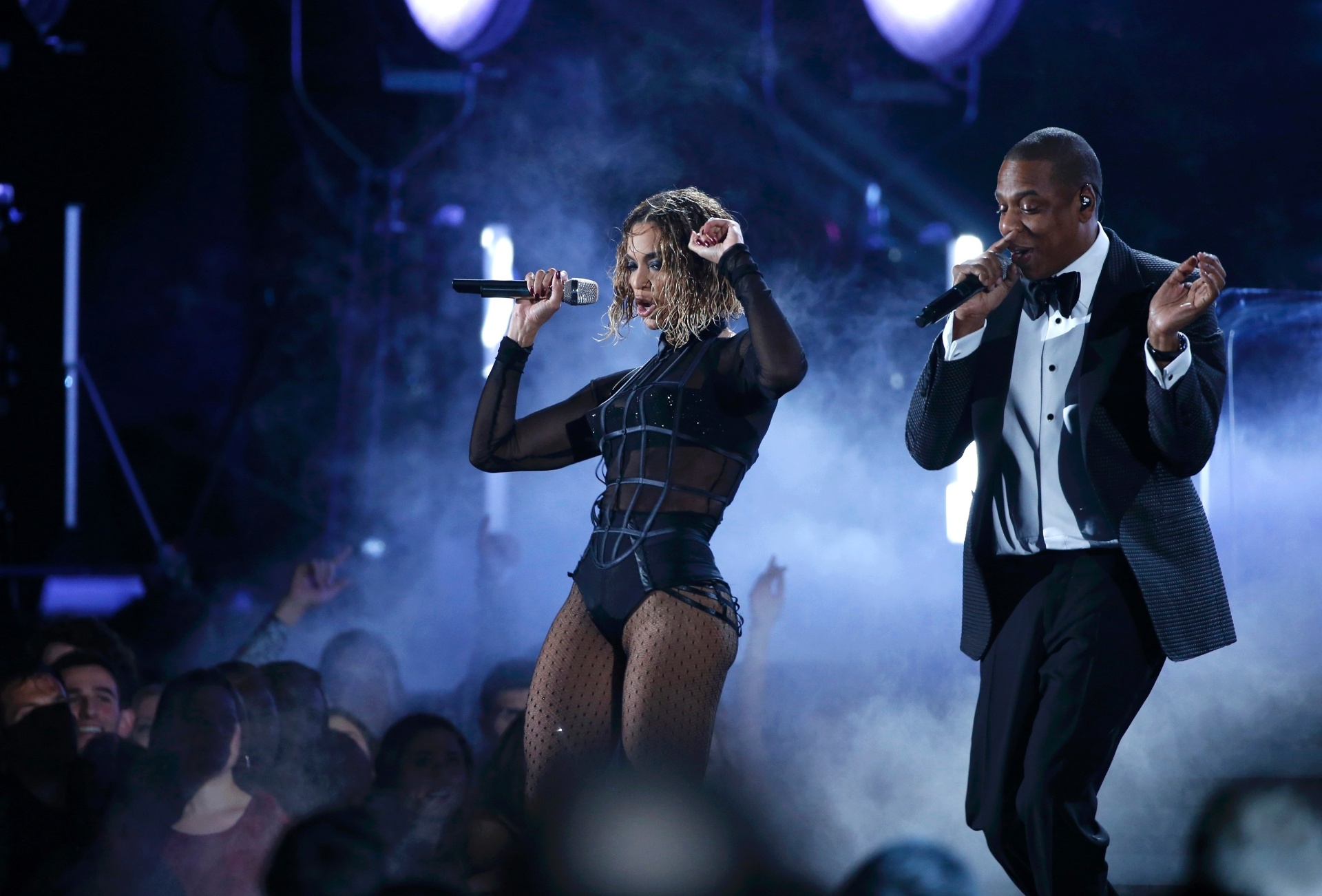 26.jan.2014 - Dançando com uma cadeira em clima de cabaré, Beyoncé abriu a premiação do Grammy 2014 neste domingo (26), no Staples Center em Los Angeles. Acompanhada do marido, o rapper Jay-Z, a cantora apresentou o novo single "Drunk in Love", que integra seu último disco, lançado de surpresa em dezembro passado. - Reuters