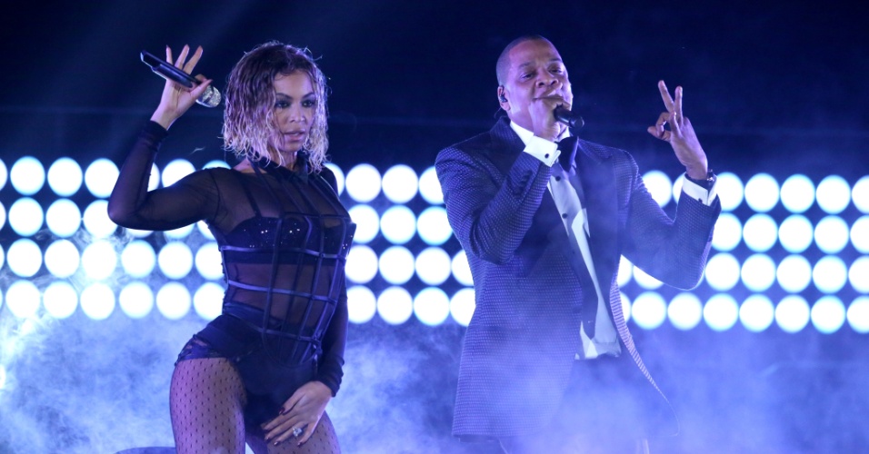 26.jan.2014 - Dançando com uma cadeira em clima de cabaré, Beyoncé abriu a premiação do Grammy 2014 neste domingo (26), no Staples Center em Los Angeles. Acompanhada do marido, o rapper Jay-Z, a cantora apresentou o novo single 