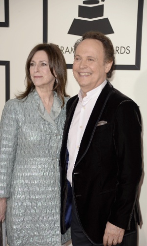 26.jan.2014 - Billy Crystal chega acompanhado da mulher, Janice, para o Grammy 2014, em Los Angeles