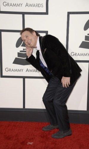 26.jan.2014 - Billy Crystal faz graça ao chegar para o Grammy 2014, em Los Angeles