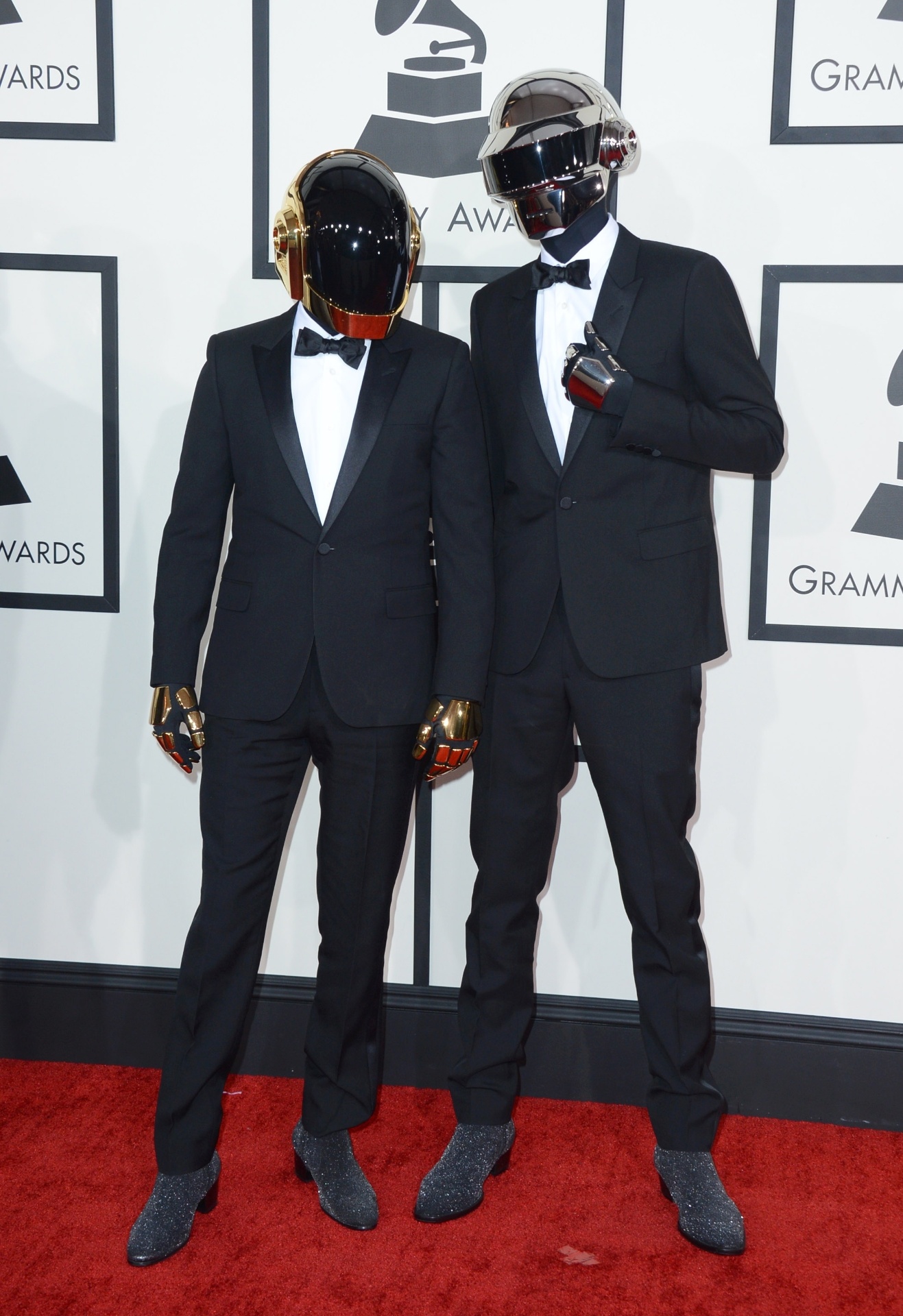 26.jan.2014 - Daft Punk chega à cerimônia da 56ª edição do Grammy. Dono de álbum do ano, o duo saiu consagrado do Grammy com cinco prêmios. Vale lembrar que "Random Access Memories", lançado em maio último, figurou em praticamente todas as listas de melhores de 2013. - Reuters