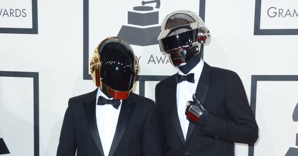 26.jan.2014 - Daft Punk chega à cerimônia da 56ª edição do Grammy. Dono de álbum do ano, o duo saiu consagrado do Grammy com cinco prêmios. Vale lembrar que "Random Access Memories", lançado em maio último, figurou em praticamente todas as listas de melhores de 2013.