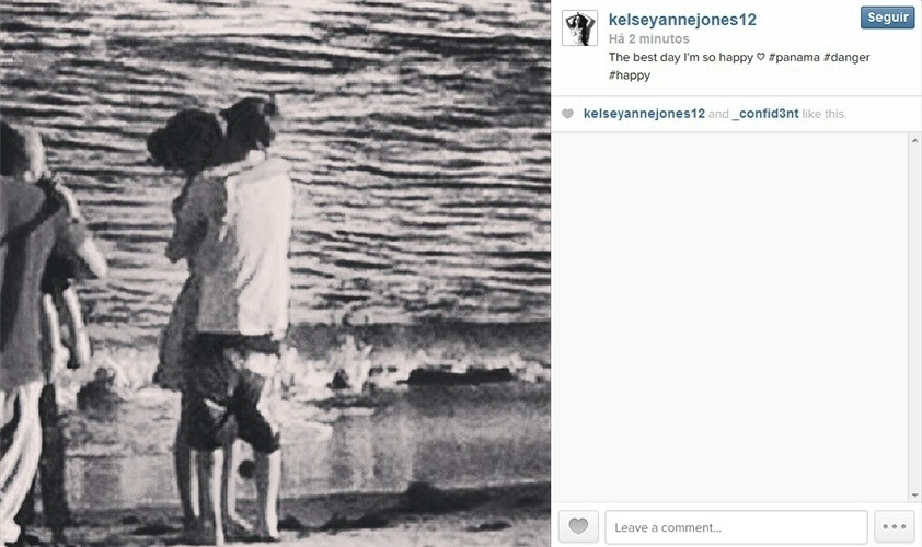 26.jan.2014 - Fã dá abraço em Justin Bieber em praia no Panamá, dias após cantor ser detido pela polícia
