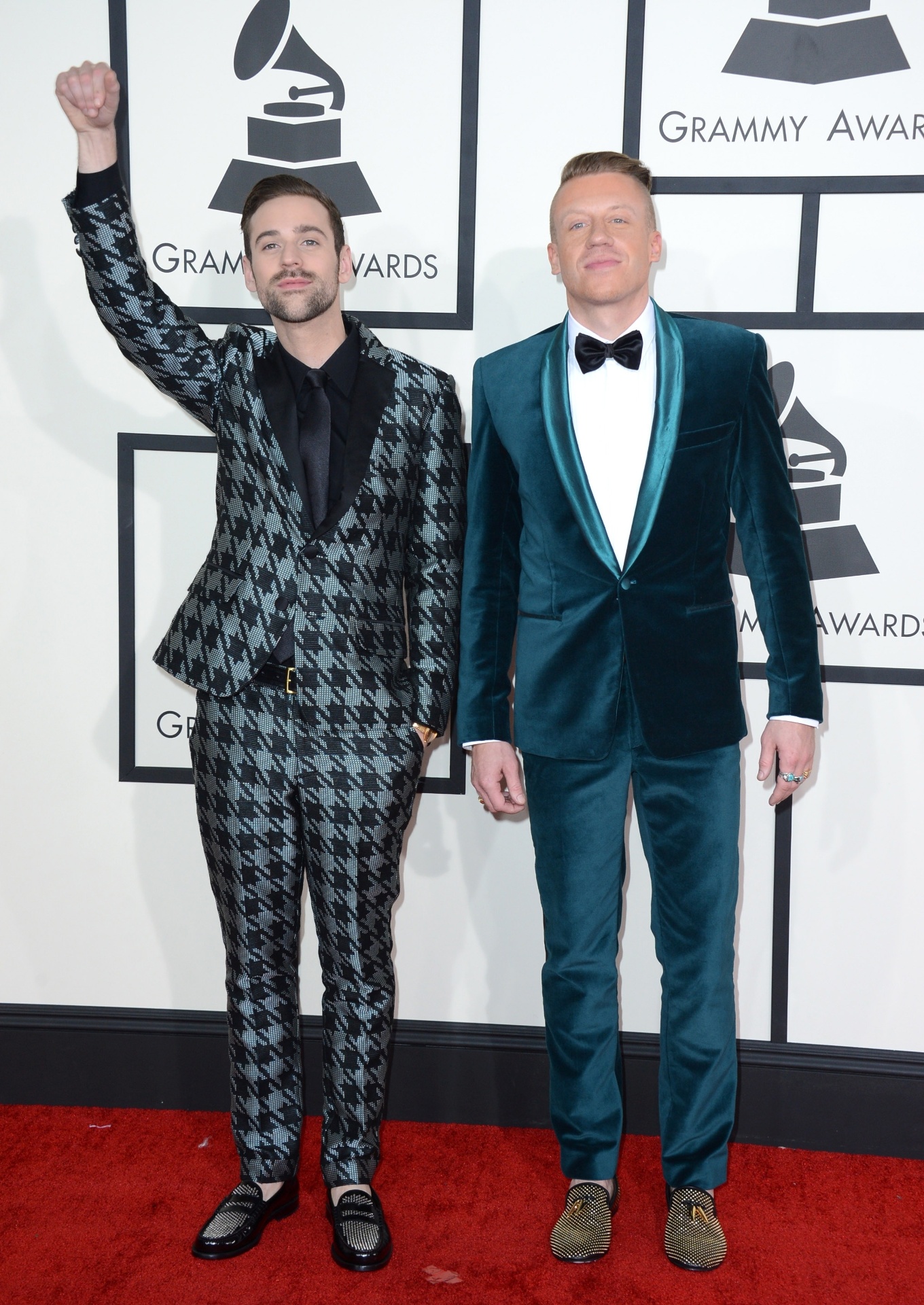 26.jan.2014 - Macklemore & Ryan Lewis atenderam a imprensa no tapete vermelho da cerimônia da 56ª edição do Grammy. A dupla, que concorria a sete prêmios, faturou quatro importantes troféus: melhor álbum de rap por "The Heist", melhor canção de rap por "Thrift Shop" (com participação do cantor Wanz), melhor performance de rap também por "Thrift Shop" e artista revelação. - Reuters