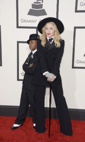 26.jan.2014 - Madonna chega à cerimônia da 56ª edição do Grammy. A cantora celebrou o casamento gay com Macklemore & Ryan Lewis na premiação cantando um de seus maiores sucessos, 
