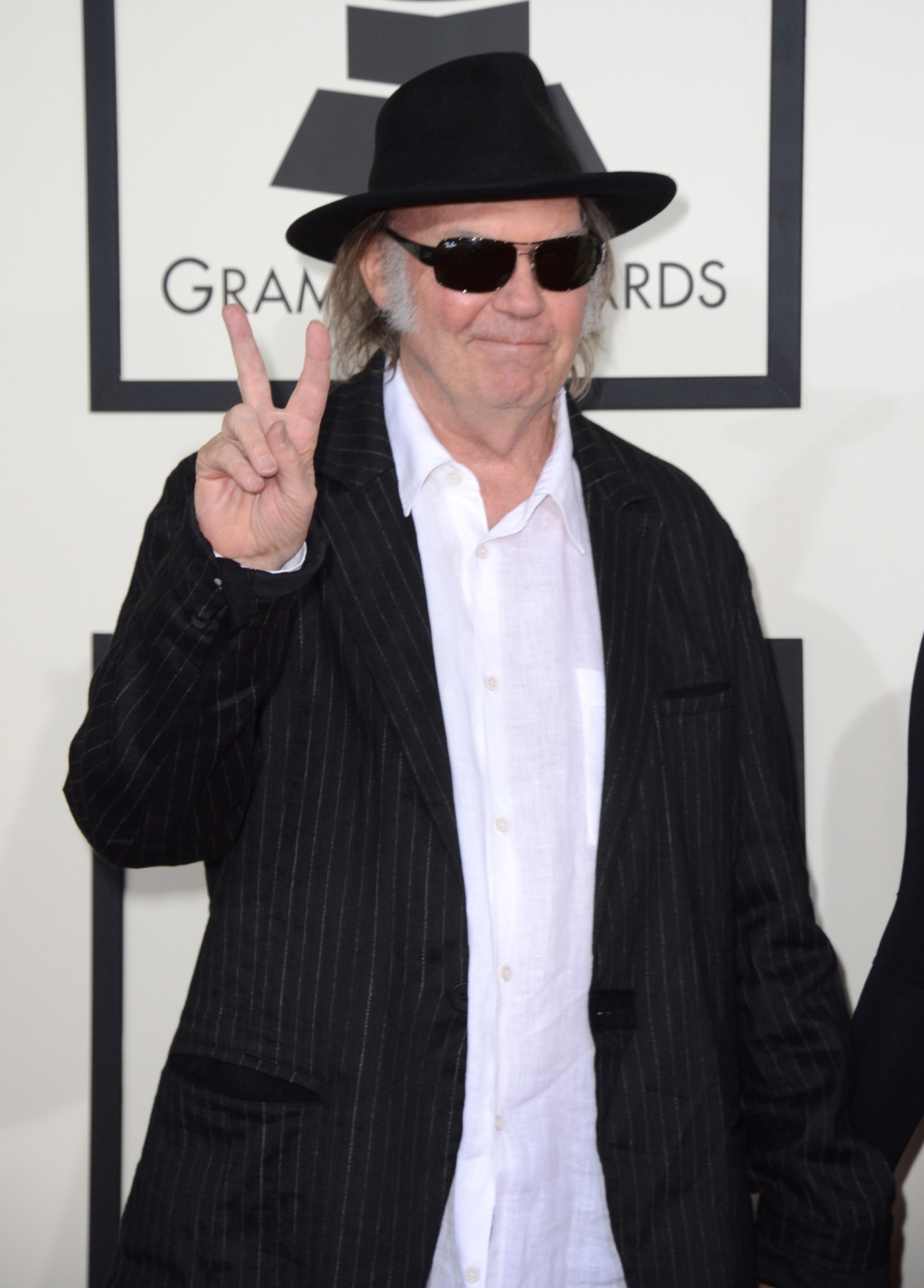 26.jan.2014 - Neil Young chega à cerimônia da 56ª edição do Grammy. O músico concorria na categoria de melhor álbum de rock por "Psychedelic Pill". - Reuters