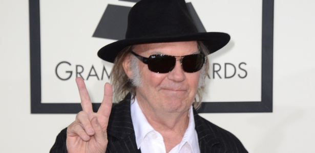 26.jan.2014 - Neil Young chega à cerimônia da 56ª edição do Grammy. O músico concorria na categoria de melhor álbum de rock por "Psychedelic Pill". - Reuters