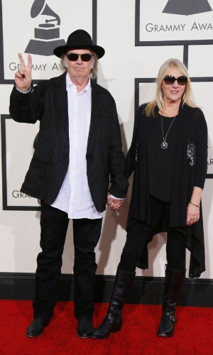 26.jan.2014 - Neil Young chega para o Grammy 2014 acompanhado da mulher, Pegi