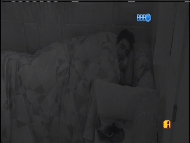 27.jan.2014 - Após levantar e comer, Diego volta a dormir