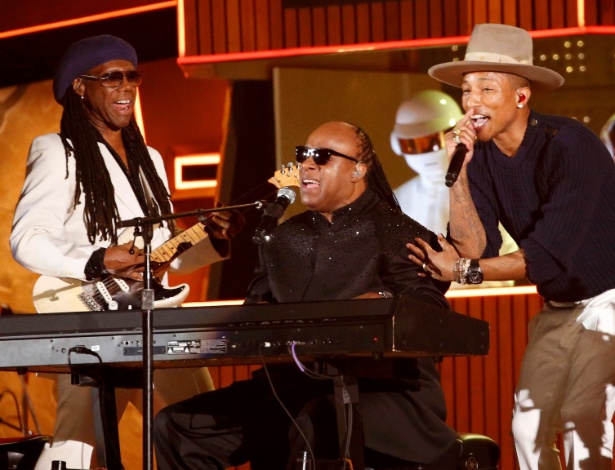 Pharrell Williams (dir.) e Stevie Wonder (centro), durante apresentação de "Get Lucy" com o Daft Punk e Nile Rodgers (esq.), no Grammy 2014