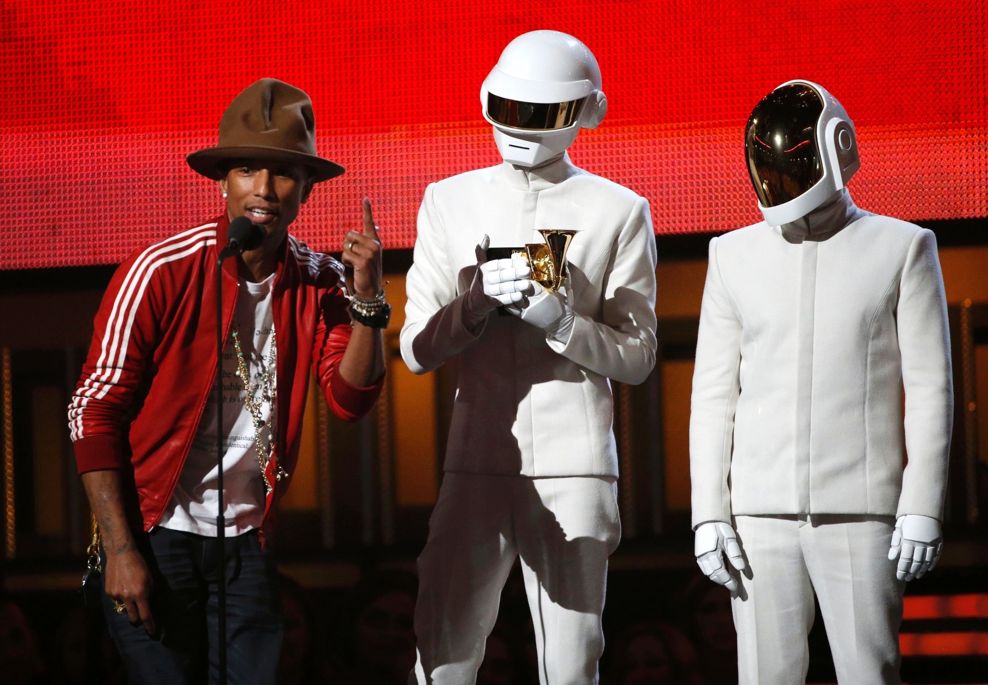 26.jan.2014 - Daft Punk levou o prêmio de melhor gravação do ano por "Get Lucky". Ao final da premiação, dupla francesa de música eletrônica saiu consagrada do Grammy Awards 2014 vencendo todos os cinco prêmios a que concorria, incluindo o de álbum do ano por "Random Access Memories". - Reuters