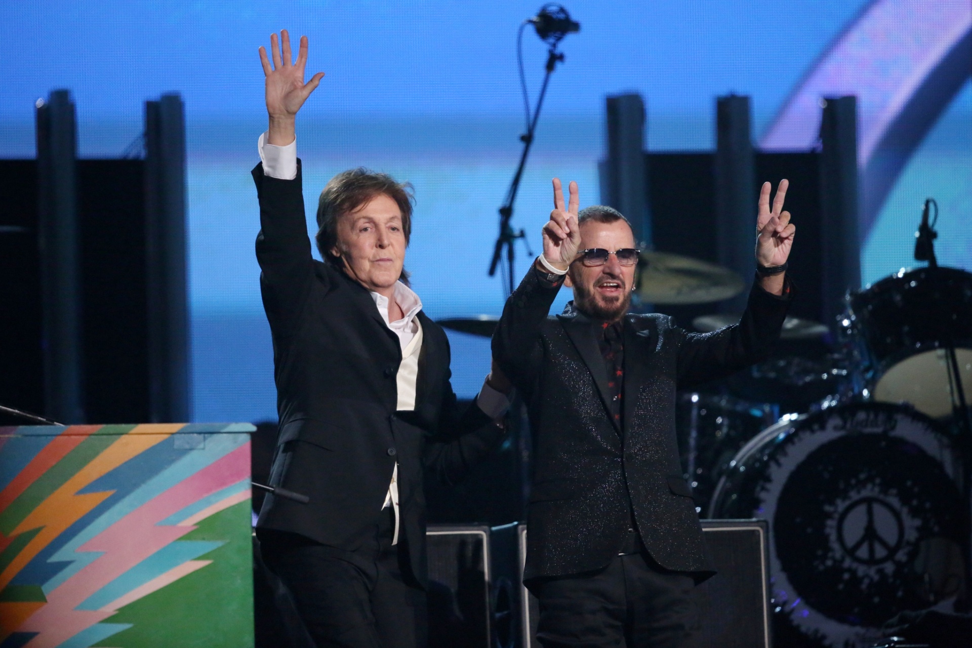 26.jan.2014 - Em histórico momento, Paul McCartney se apresentou junto a Ringo Starr durante a cerimônia de 2014 do Grammy. A última vez em que a dupla havia dividido o palco foi em 2009, durante evento beneficente para a Fundação David Lynch. Macca e Ringo, no entanto, não tocar nenhuma música dos Beatles. Paul sentou-se em seu piano colorido para apresentar a canção "Queenie Eye", de seu novo disco solo, "New". - Reuters