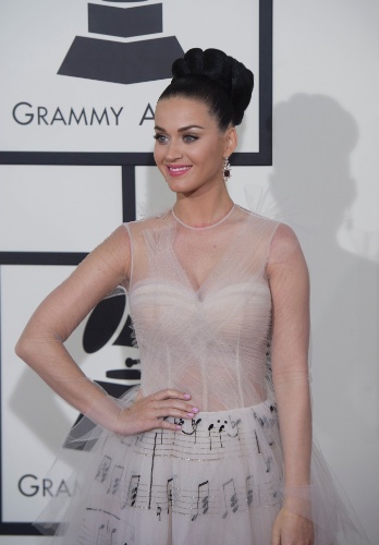 26.jan.2014 - Katy Perry apareceu com um vestido clean e cabelo bem arrumado no tapete vermelho da 56ª edição dos prêmios Grammy, em Los Angeles