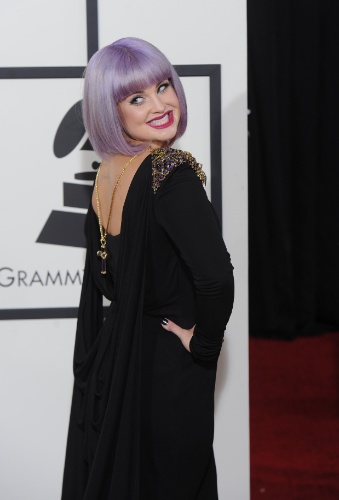 26.jan.2014 - Kelly Osbourne e seu cabelo tigelinha no tapete vermelho da 56ª edição dos prêmios Grammy, em Los Angeles