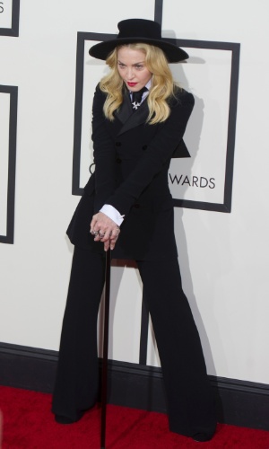 26.jan.2014 - Madonna surge com o look escolhido pelo filho no tapete vermelho da 56ª edição dos prêmios Grammy, em Los Angeles