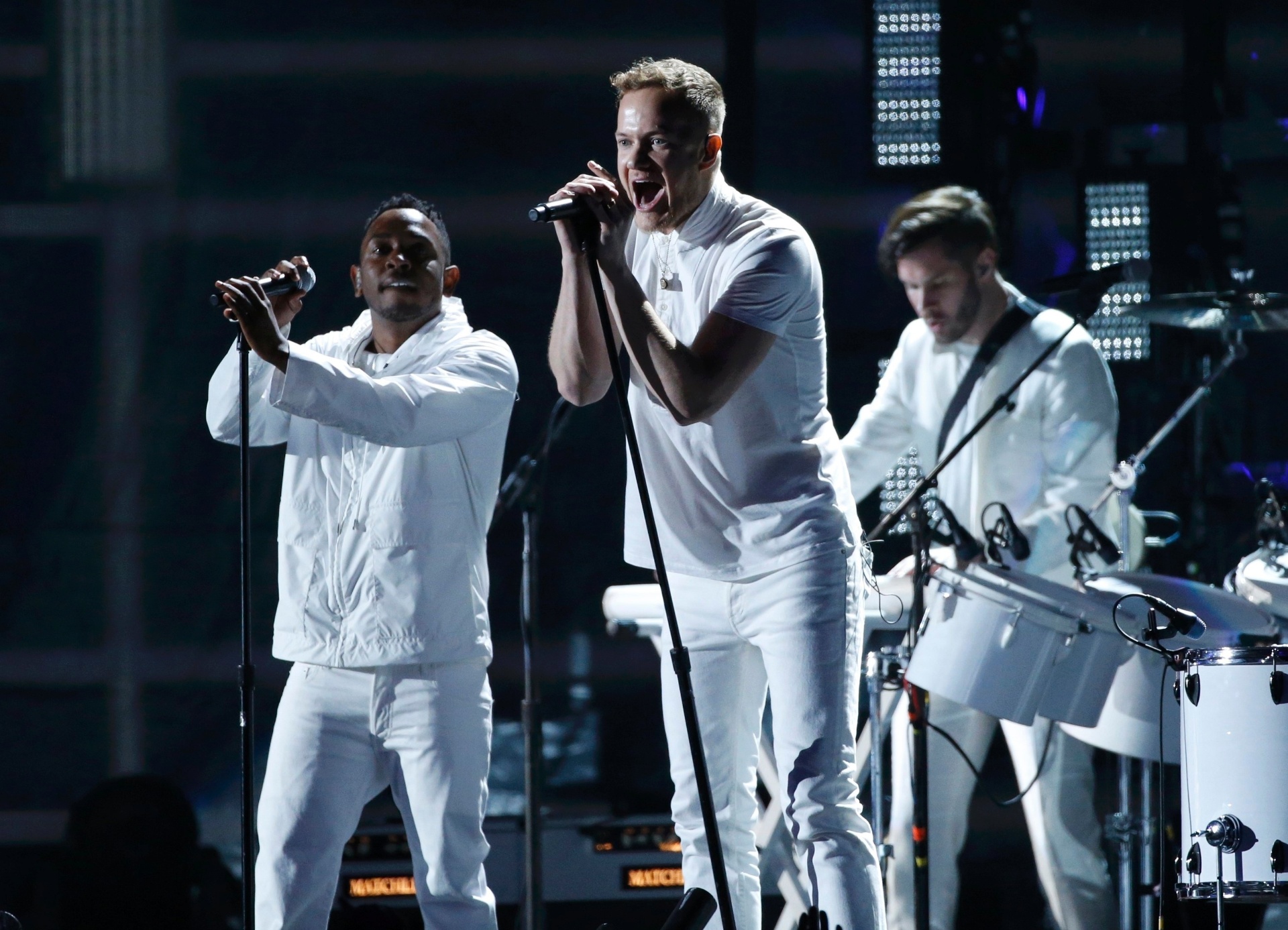 26.jan.2014 - O rapper Kendrick Lamar se apresentou juntou ao Imagine Dragons (na foto, ele com o vocalista Dan Reynolds), cantando o hit "Radioactive" na 56ª edição dos prêmios Grammy, em Los Angeles - Reuters