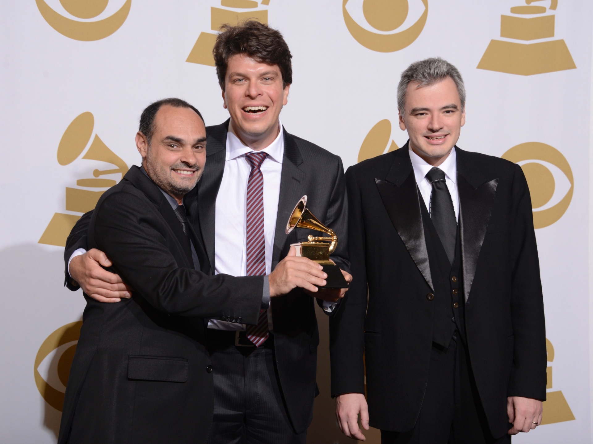 26.jan.2014 - Os brasileiros do Trio Corrente (da esquerda para a direita, Fabio Torres, Edu Ribeiro e Paulo Paulelli) ganharam o Grammy na categoria de melhor álbum latino de jazz por "Song For Maura", gravado em parceria com o saxofonista cubano Paquito D'Rivera, deixando para trás os álbuns "La Noche Más Larga" de Buika, "Yo" de Roberto Fonseca, "Egg?n" de Omar Sosa e "Latin Jazz-Jazz Latin" de Wayne Wallace Latin Jazz Quintet. - Reuters