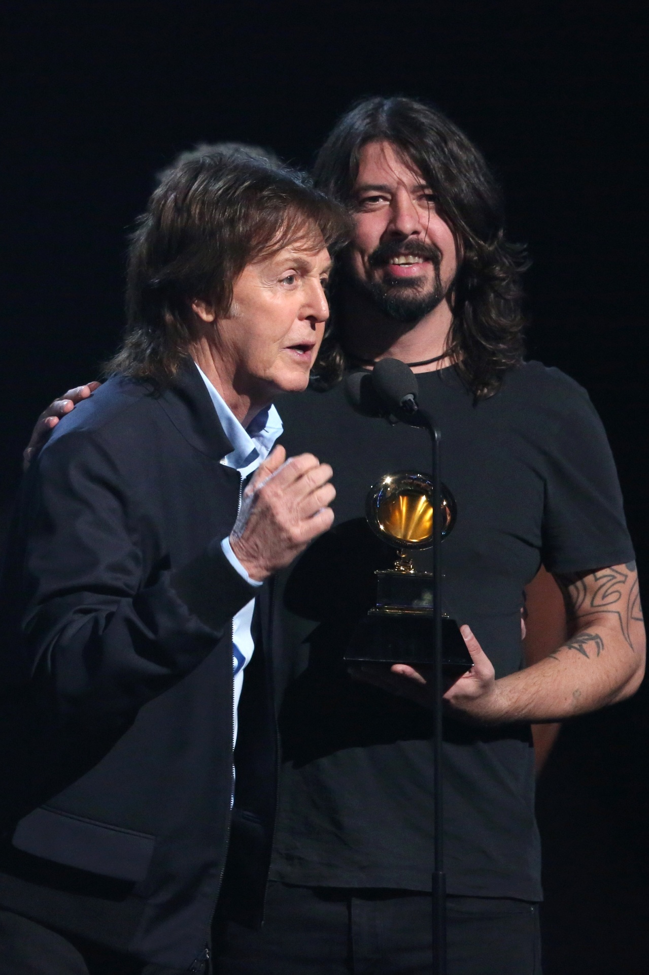 26.jan.2014 - Paul McCartney sobe ao palco do Grammy junto aos ex-integrantes do Nirvana Dave Grohl, Krist Novoselic, Pat Smear para receber o prêmio de melhor canção de rock por "Cut Me Some Slack", trilha do filme "Sound City - Real To Reel". - Reuters