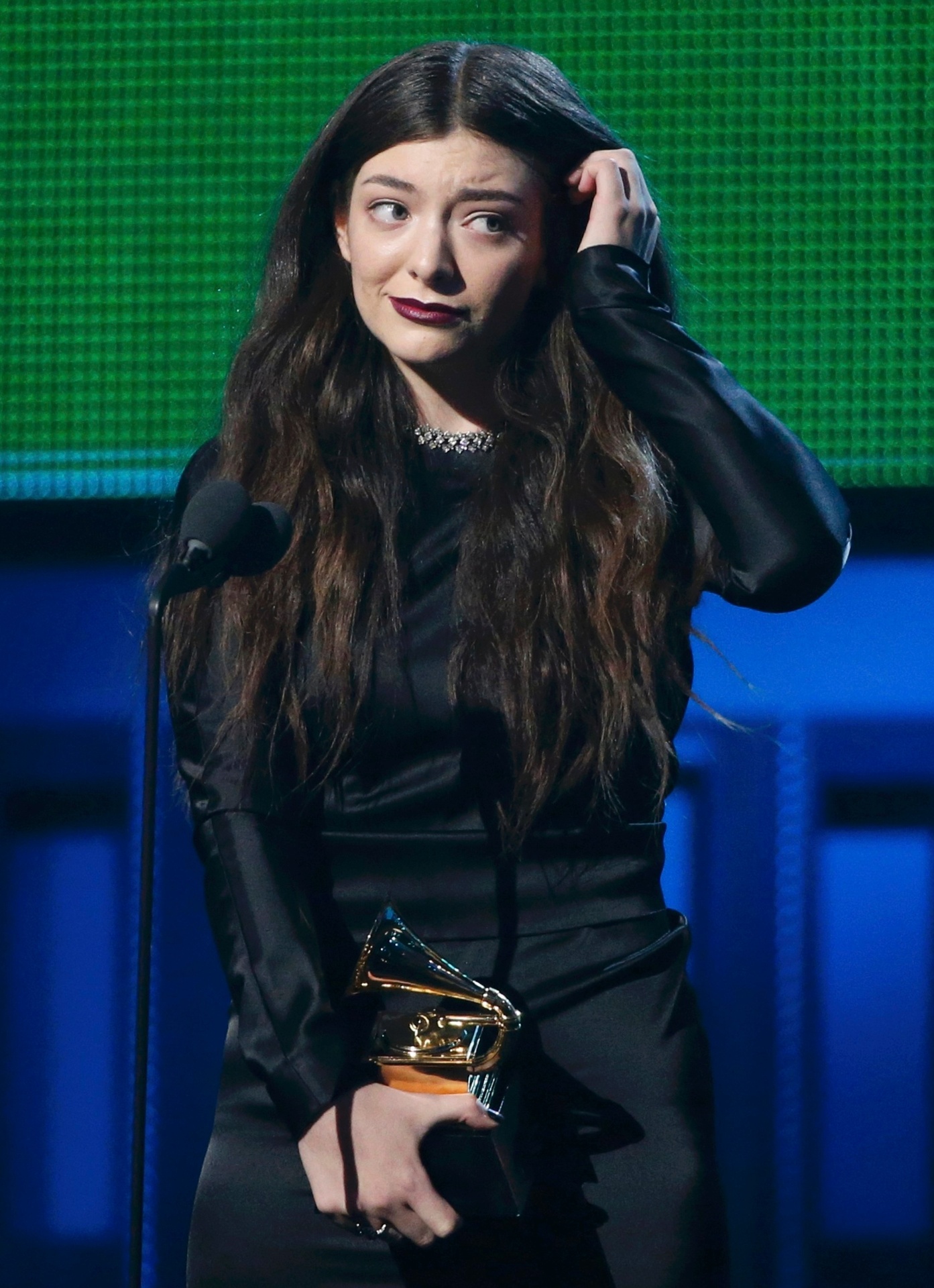 26.jan.2014 - Revelação da música, neozelandesa de 17 anos Lorde, além de ter levado o Grammy na categoria de melhor performance pop, foi premiada também por melhor música do ano, pelo hit "Royals". Lorde bateu a veterana Pink com "Just Give Me A Reason", Bruno Mars com "Locked Out Of Heaven", Katy Perry com "Roar" e Macklemore & Ryan Lewis com "Same Love" --todas canções que tocaram repetidamente nas rádios, inclusive o Brasil. - Reuters