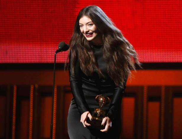 26.jan.2014 - Revelação da música, neozelandesa de 17 anos Lorde recebeu o primeiro Grammy de sua carreira, na categoria de melhor performance pop. - Reuters