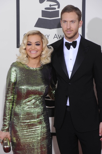 26.jan.2014 - Rita Ora levou o namorado Calvin Harris ao tapete vermelho da 56ª edição dos prêmios Grammy, em Los Angeles