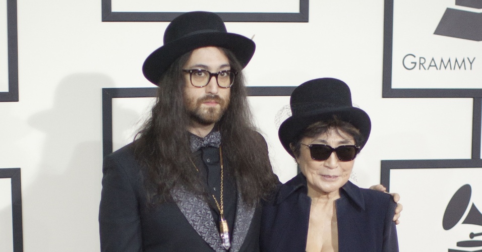 26.jan.2014 - Yoko Ono e Sean Lennon atenderam a imprensa durante a passagem pelo tapete vermelho da 56ª edição dos prêmios Grammy, em Los Angeles. A artista e performer compareceu ao evento para representar John Lennon no recebimento do Life Achievement Award, entregue aos Beatles pelo conjunto da obra.