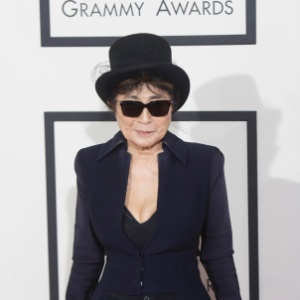 26.jan.2014 - Yoko Ono passou pelo tapete vermelho do Grammy, em Los Angeles - Xinhua/Yang Lei