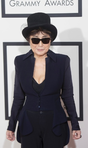 26.jan.2014 - Yoko Ono passou toda simpática pelo tapete vermelho da 56ª edição dos prêmios Grammy, em Los Angeles