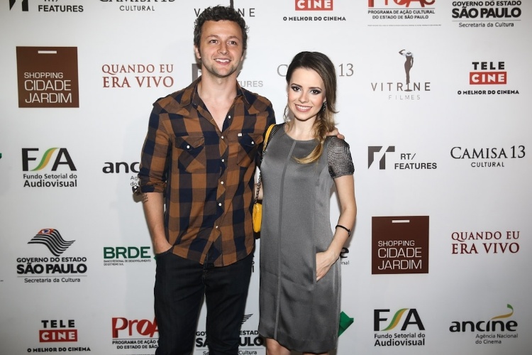 27.jan.2014 - Acompanhada do marido, Lucas Lima, Sandy prestigiou a pré-estreia do filme "Quando Eu Era Vivo" em um shopping em São Paulo