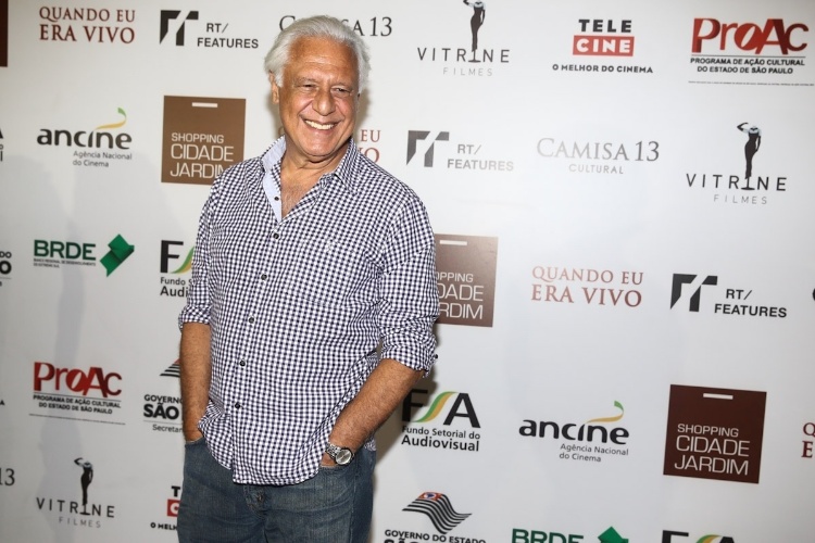 27.jan.2014 - Antônio Fagundes prestigiou a pré-estreia do filme "Quando Eu Era Vivo" em um shopping em São Paulo