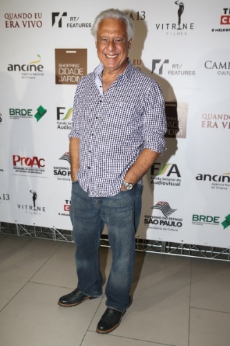27.jan.2014 - Antônio Fagundes prestigiou a pré-estreia do filme "Quando Eu Era Vivo" em um shopping em São Paulo