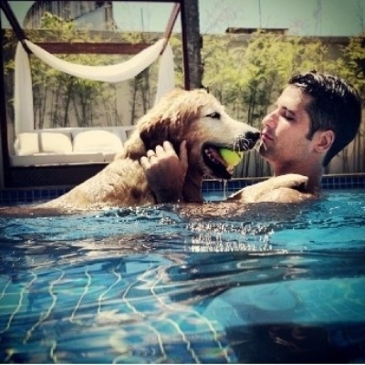 27.jan.2014 - Bruno Gagliasso se diverte na piscina da sua casa em Búzios com seu cachorro Zeca