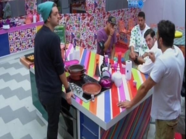 27.jan.2014 - Cássio, Valter, Junior, Roni e Diego conversam na cozinha
