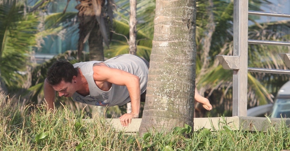 27.jan.2014 - Di Ferrero é flagrado fazendo exercícios na Praia da Barra da Tijuca, Zona Oeste do Rio de Janeiro