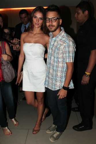 27.jan.2014 - Junior vai com a namorada Mônica Benini à pré-estreia de "Quando Eu Era Vivo" em um shopping em São Paulo
