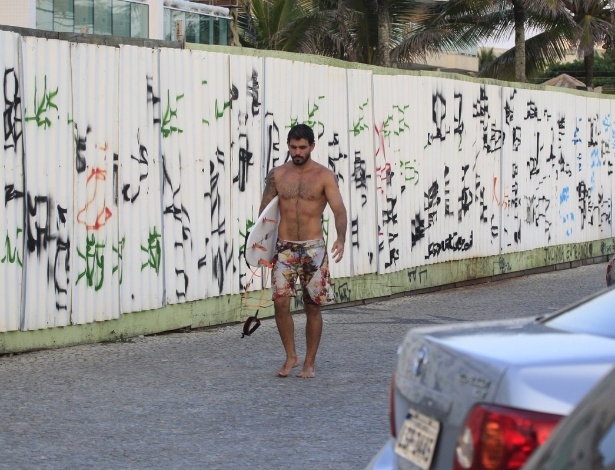 27.jan.2014 - Na reta final das gravações de "Amor à Vida", o ator Juliano Cazarré arrumou um tempinho para surfar na Praia do Recreio, Zona Oeste do Rio de Janeiro