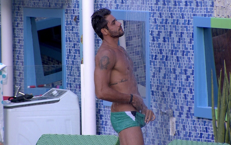 jan.2014 - Diego quase mostra demais durante banho