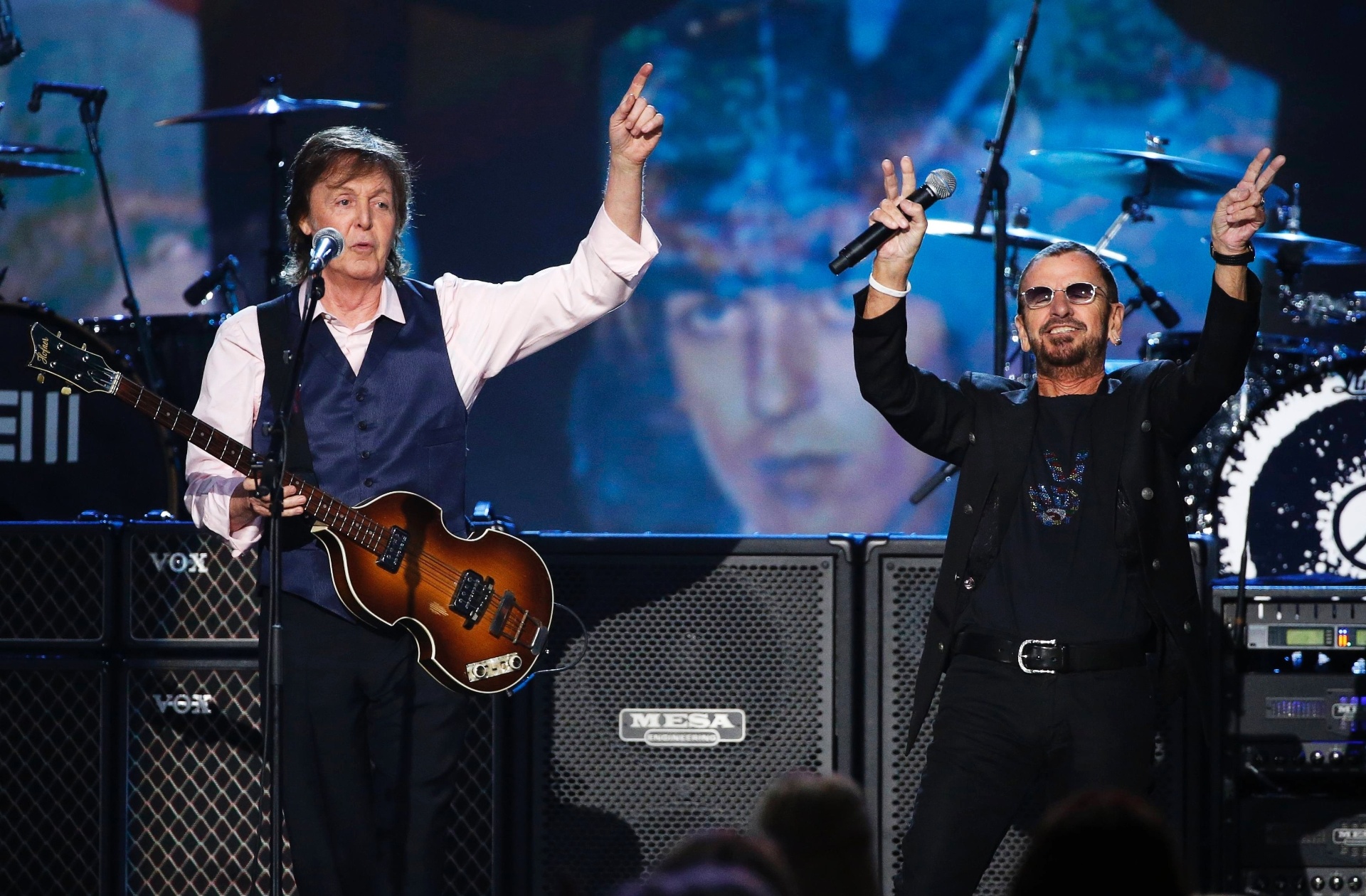 27.jan.2014 - Paul McCartney e Ringo Starr durante gravação do especial "The Night That Changed America: A Grammy Salute To The Beatles", que comemora 50 anos da primeira aparição dos britânicos na TV norte-americana, no programa "The Ed Sullivan Show" - Mario Auzuoni/Reuters