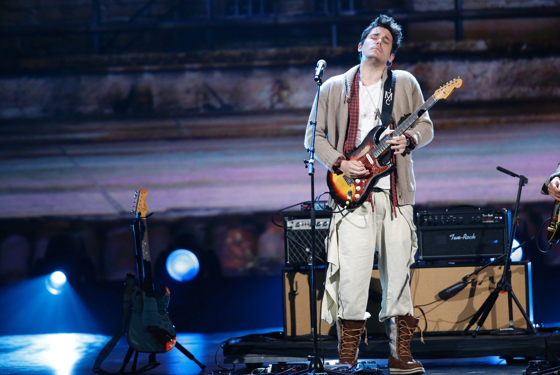 27.jan.2014 - O cantor e guitarrista John Mayer participa da gravação do especial "The Night That Changed America: A Grammy Salute To The Beatles", que comemora 50 anos da primeira aparição dos britânicos na TV norte-americana, no programa "The Ed Sullivan Show" - Mario Auzuoni/Reuters
