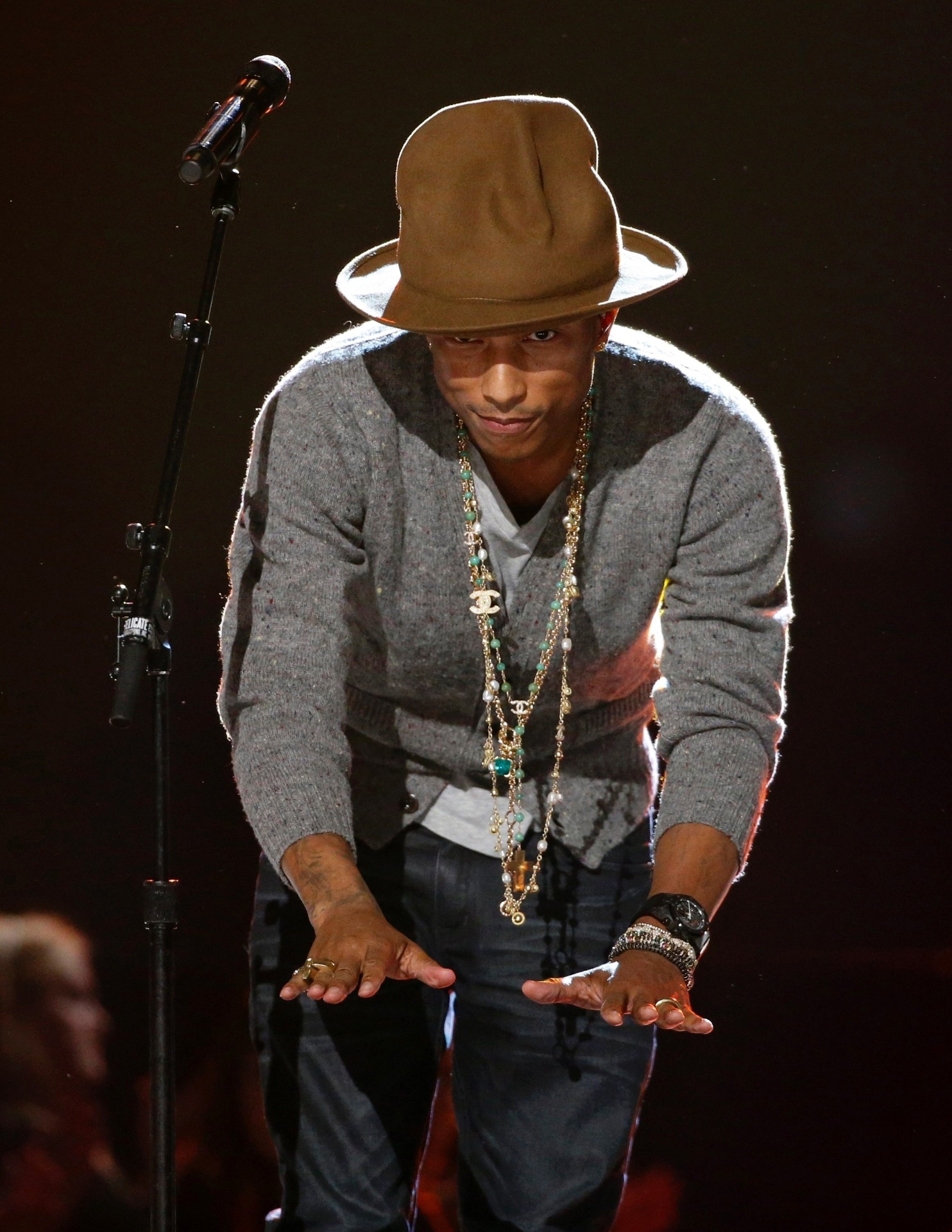 27.jan.2014 - O produtor e músico Pharrell Williams participa da gravação do especial "The Night That Changed America: A Grammy Salute To The Beatles", que comemora 50 anos da primeira aparição dos britânicos na TV norte-americana, no programa "The Ed Sullivan Show" - Mario Auzuoni/Reuters
