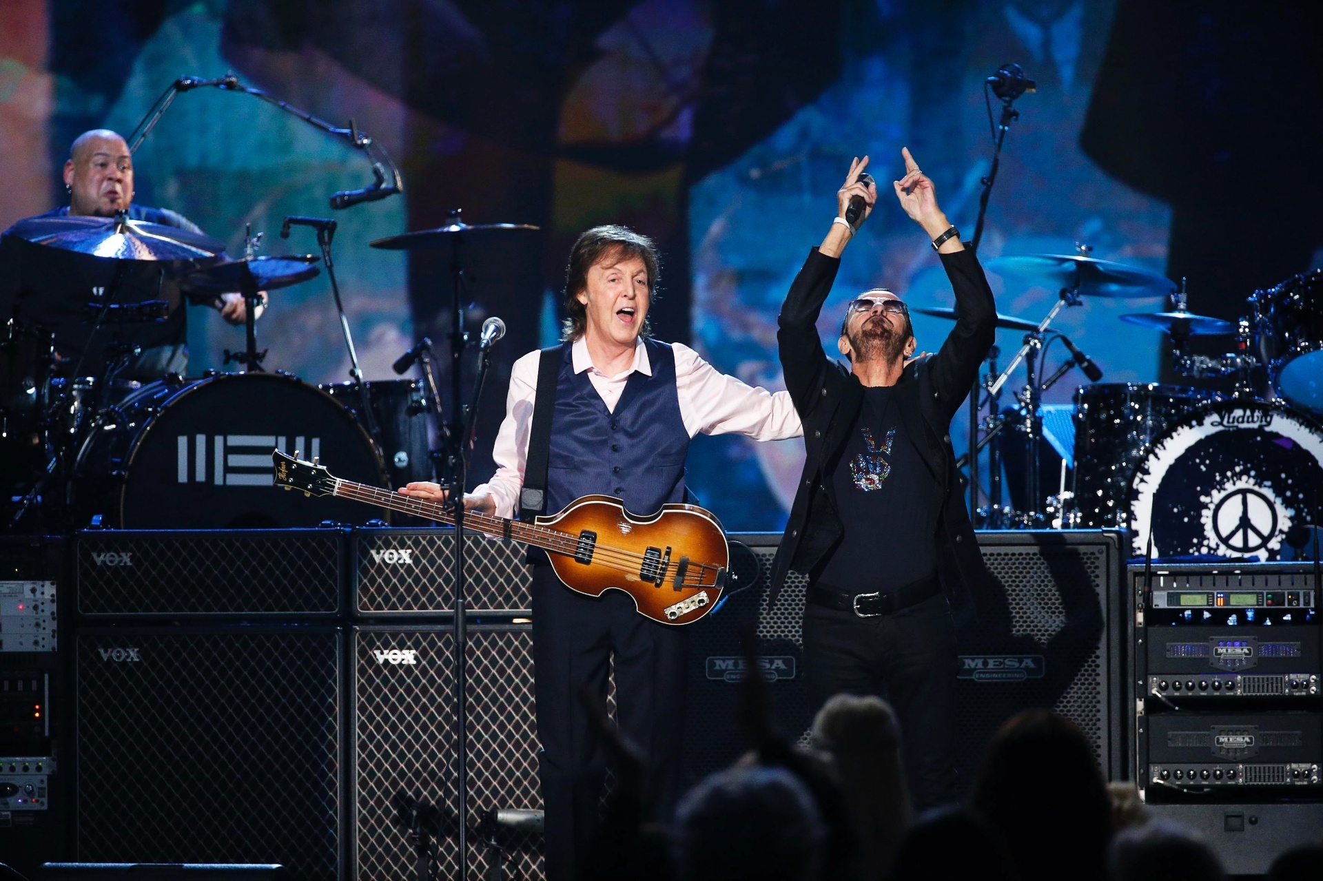 27.jan.2014 - Paul McCartney e Ringo Starr durante gravação do especial "The Night That Changed America: A Grammy Salute To The Beatles", que comemora os 50 anos da primeira aparição dos britânicos na TV norte-americana, no célebre programa "The Ed Sullivan Show" - Mario Auzuoni/Reuters