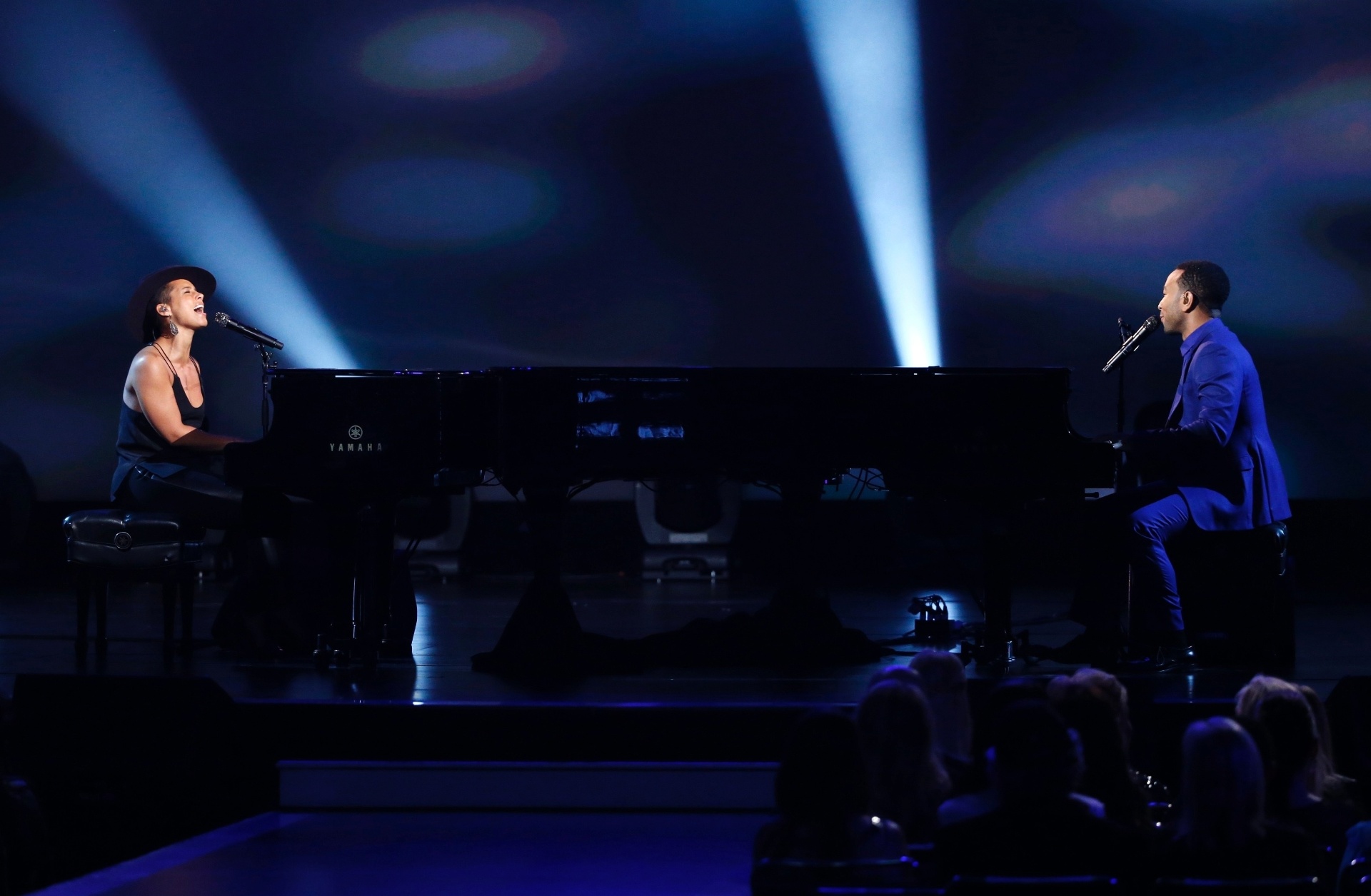 27.jan.2014 - A cantora Alicia Keys e o cantor John Legend participam da gravação do especial "The Night That Changed America: A Grammy Salute To The Beatles", que comemora 50 anos da primeira aparição dos britânicos na TV norte-americana, no programa "The Ed Sullivan Show" - Mario Auzuoni/Reuters