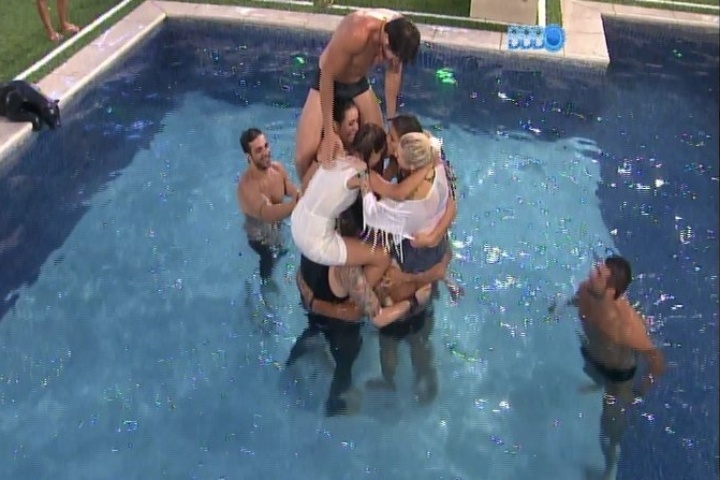 28.jan.2014 - Brothers se divertem na piscina. Roni sobe nos ombros dos participantes e todos caem na água