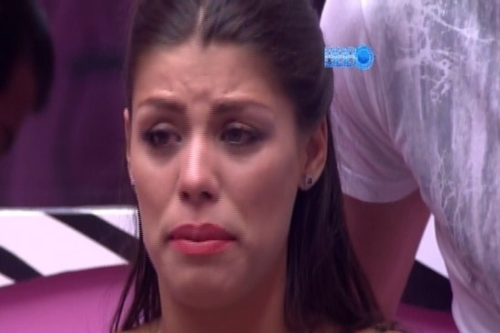 28.jan.2014 - Poucos minutos antes do início do programa, Fran chama Marcelo e Roni, chora, e pede desculpas por erros cometidos durante a atração