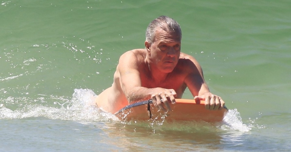 29.jan.2014 - De folga, Pedro Bial pega onda com prancha de body board em Grumari, Zona Oeste do Rio, e ensina José Pedro, seu filho, a surfar