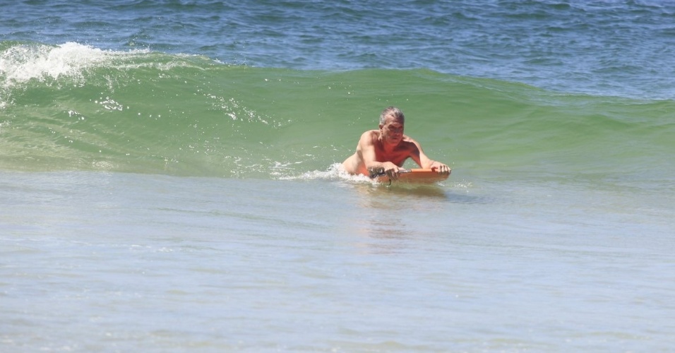 29.jan.2014 - De folga, Pedro Bial pega onda com prancha de body board em Grumari, Zona Oeste do Rio, e ensina José Pedro, seu filho, a surfar