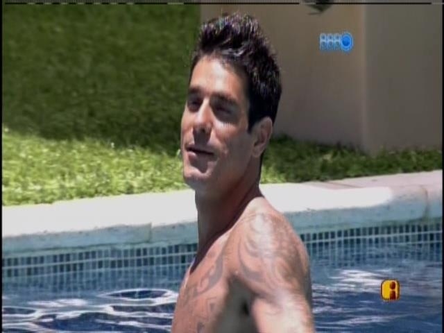 29.jan.2014 - Diego curte a piscina e conversa com Marcelo, Letícia e Tatiele